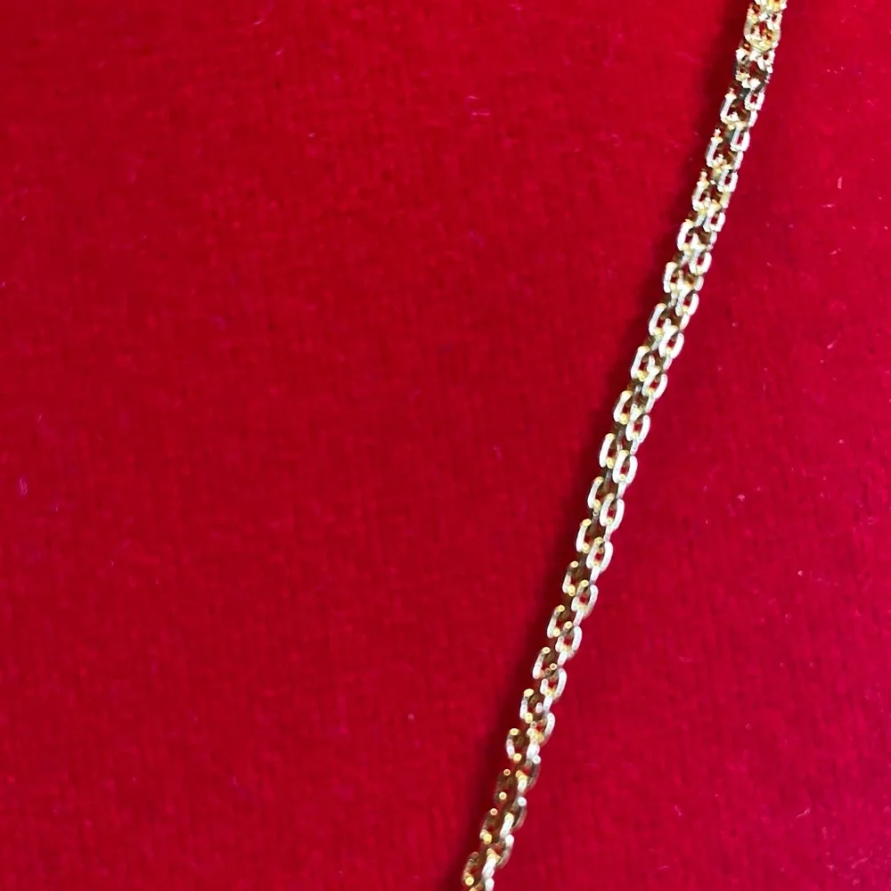 Elegant 18k Gold Tone Pendant Necklace - Picture 3 of 3